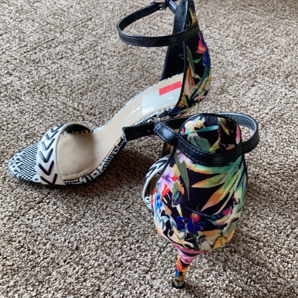 Awesome heels, black and white in front, multi floral in the back - Picture 2 of 4
